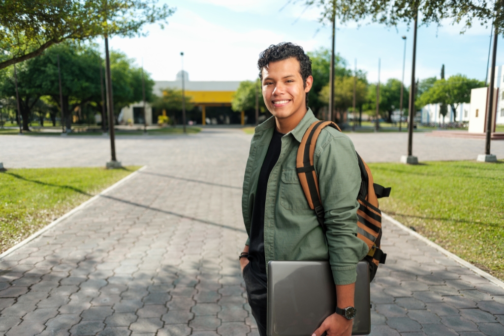 College student on campus representing college admissions consulting services in Orinda, CA.