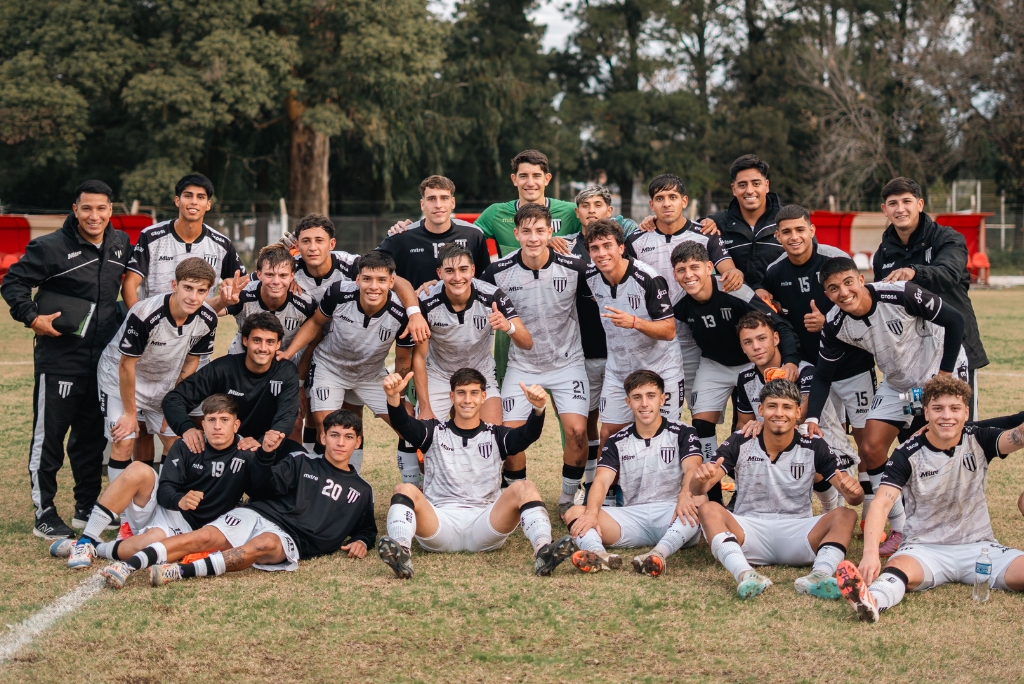 High school soccer team posing together after a game, representing college soccer recruiting.
